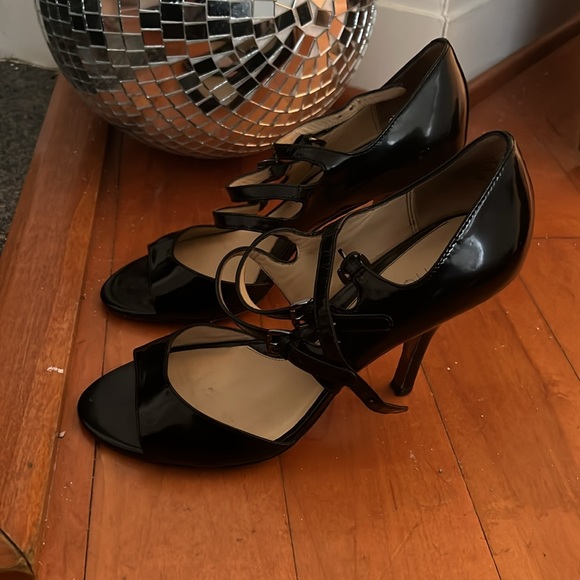 Leather sole Butique patent leather heels with buckles - Picture 2 of 4